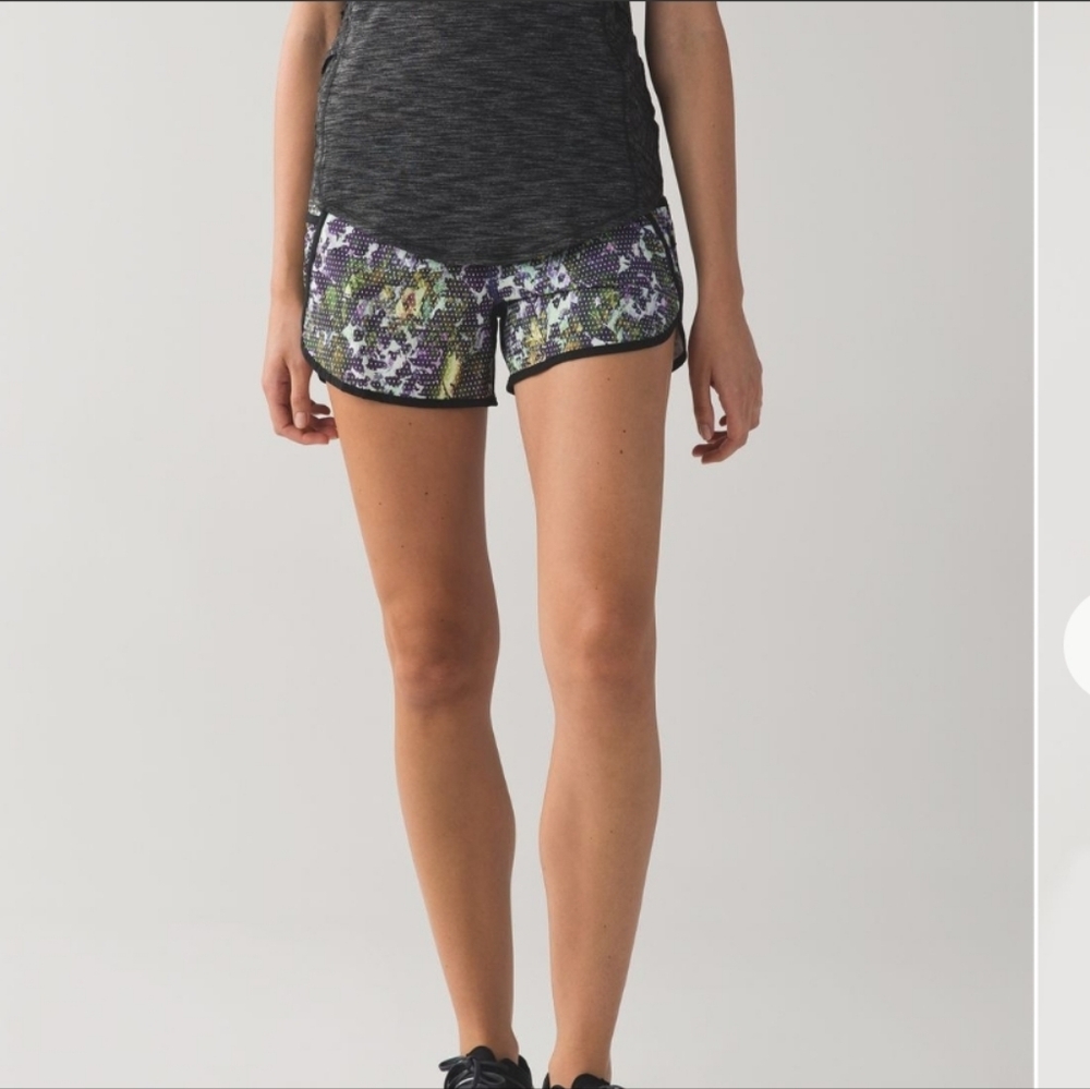 lululemon athletica Tracker Short In Floral Sport White Multi / Black
